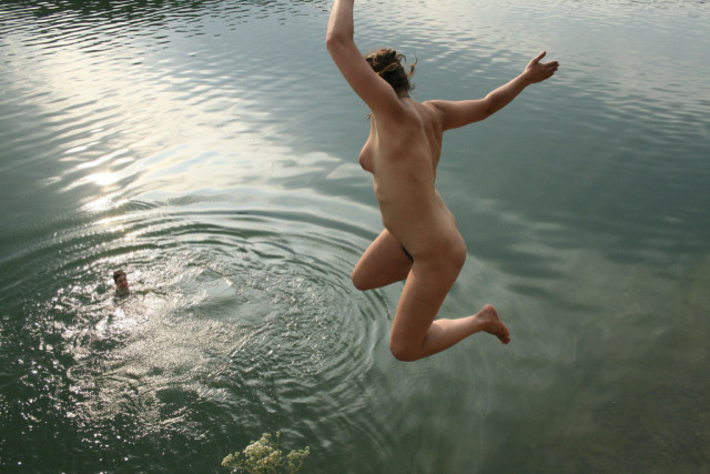MIN Saltando a un lago Essere Nudo
